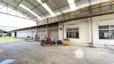 Spacious industrial warehouse with high ceilings and ample parking space