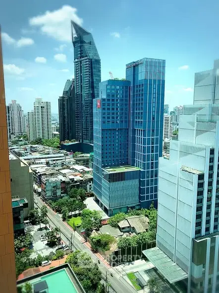 Stunning cityscape view showcasing modern skyscrapers and urban landscape.