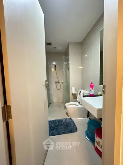Modern bathroom with shower and sleek fixtures in a contemporary apartment.