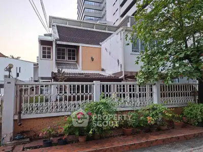 Charming urban house with lush garden and modern architecture in a vibrant neighborhood.
