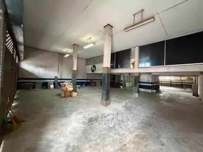 Spacious industrial warehouse with high ceilings and ample storage space.