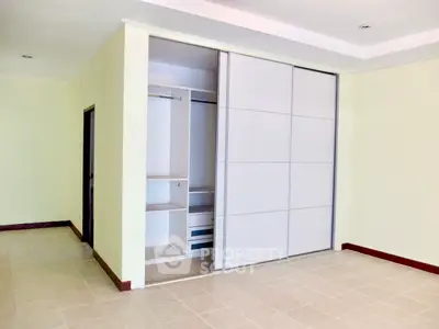 Fully Furnished 5 Bedrooms House -4