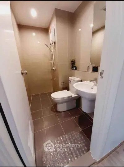 Modern bathroom with sleek fixtures and neutral tones, perfect for a contemporary home.