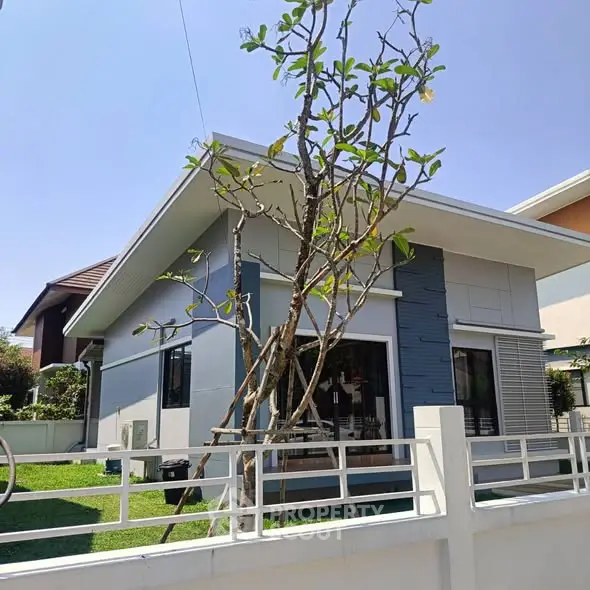 Modern single-story house with sleek design and lush green lawn, perfect for contemporary living.