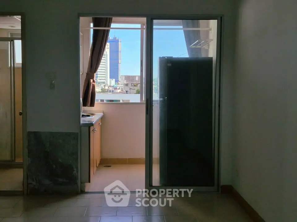 Spacious apartment with balcony and city view, perfect for urban living.