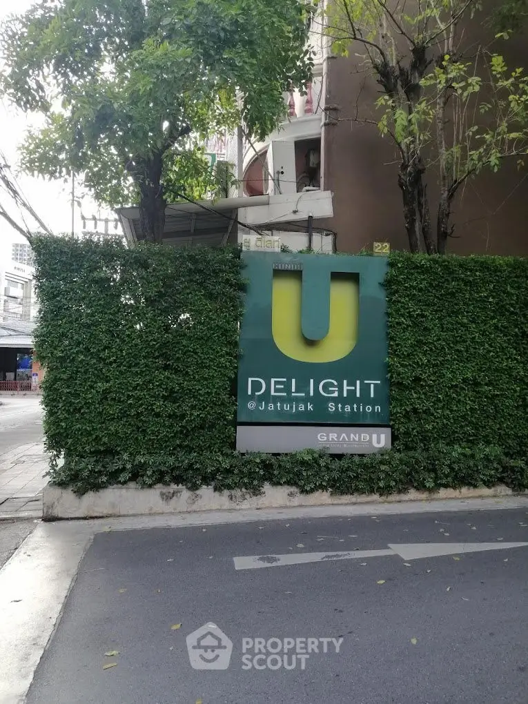 Modern urban residential building with lush greenery at U Delight Jatujak Station.