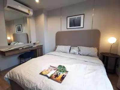 Modern bedroom with stylish decor and cozy ambiance, featuring a comfortable bed and elegant lighting.
