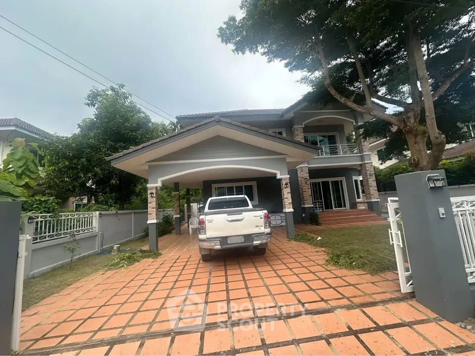 Charming suburban home with spacious driveway and lush greenery