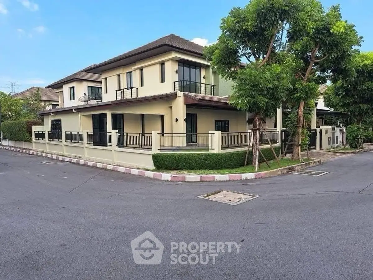 Charming corner unit house with lush garden and spacious balcony in a serene neighborhood.
