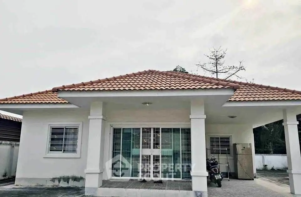 Charming single-story house with tiled roof and spacious front patio