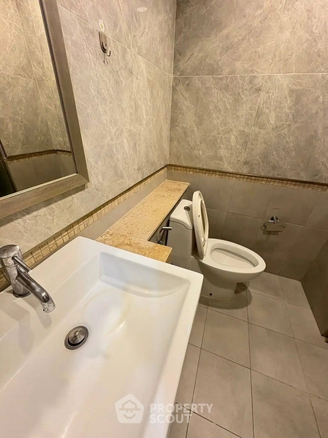 Modern bathroom with elegant tile design and sleek fixtures, perfect for a contemporary home.