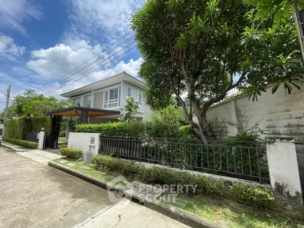 Charming modern house with lush garden and spacious driveway in serene neighborhood.