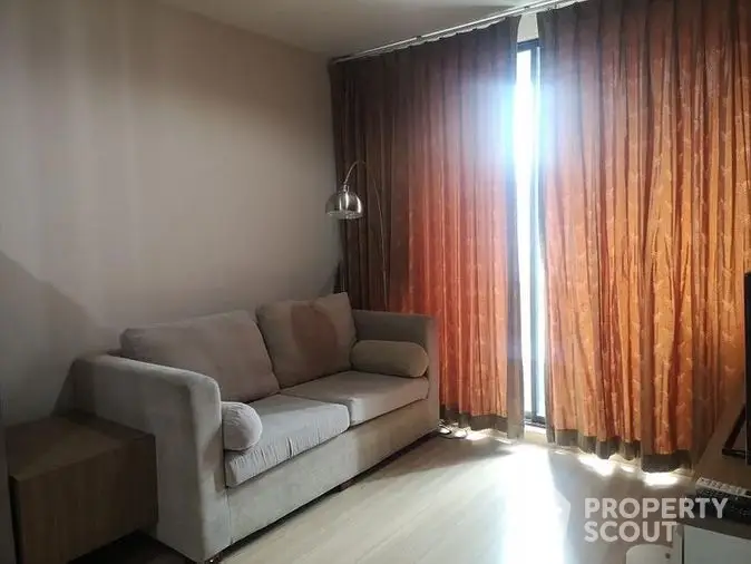 Fully Furnished 2 Bedrooms Condo at The Unique ลาดพร้าว 26 Livingroom