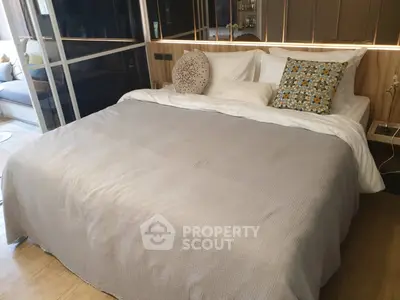 Luxurious modern bedroom with elegant decor and cozy bedding