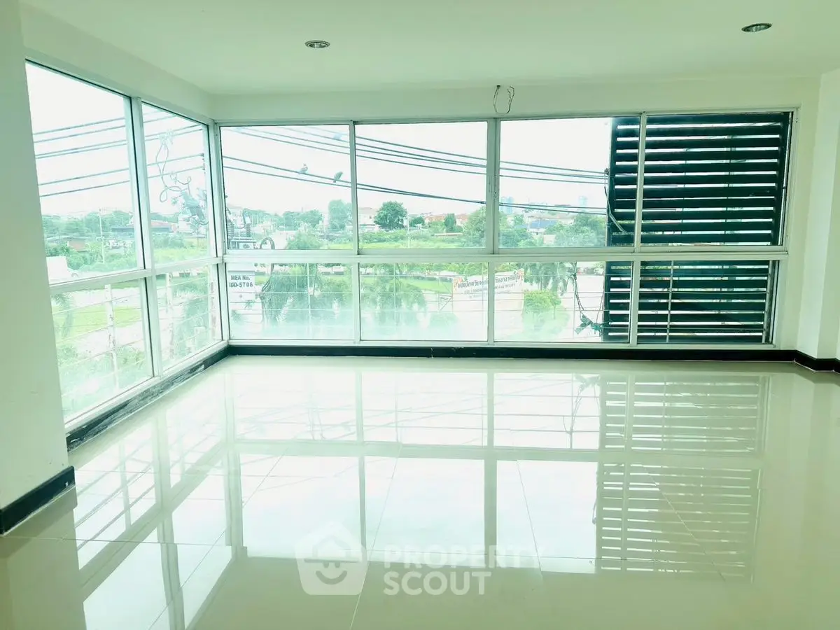 Spacious corner unit with large windows offering a panoramic view, perfect for a bright living room.