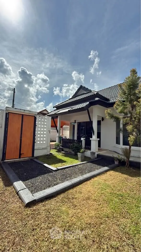 Charming single-story house with a modern design, featuring a well-maintained garden and spacious outdoor area.