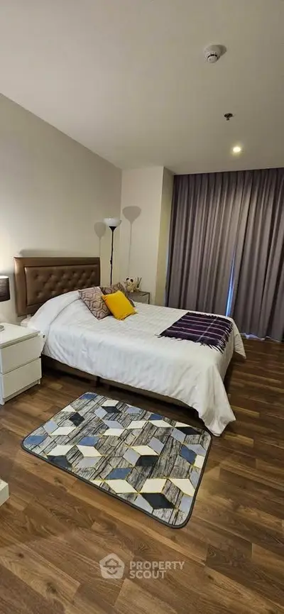 Modern bedroom with stylish decor and cozy ambiance, featuring a comfortable bed and elegant lighting.