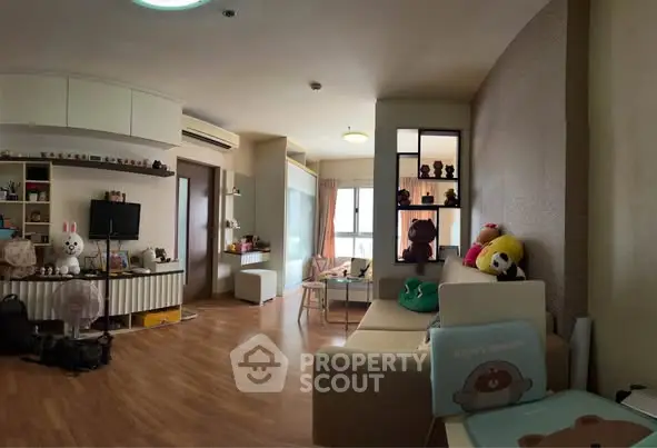 Charming living room with cozy decor and wooden flooring, perfect for relaxation and entertainment.