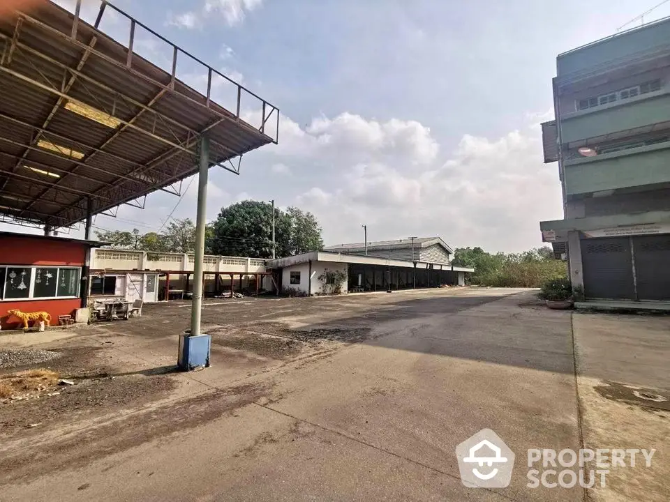 Spacious industrial property with ample outdoor area and multiple buildings, ideal for commercial use.