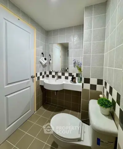 Modern bathroom with stylish tiles and sleek fixtures in a contemporary home.