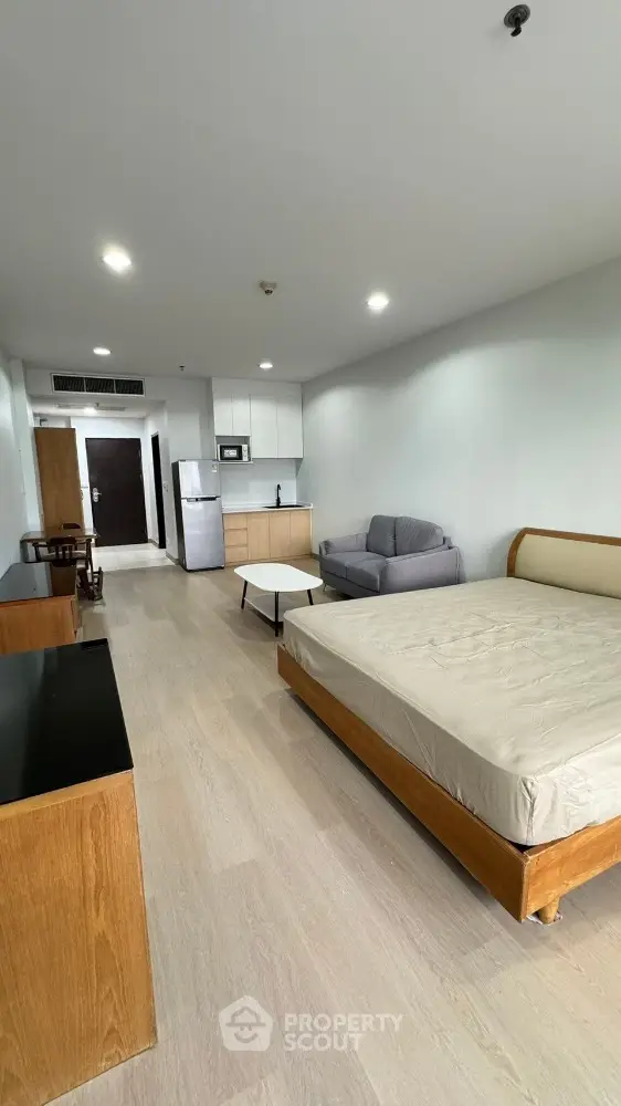 Spacious studio apartment with modern furnishings and open layout in prime location.