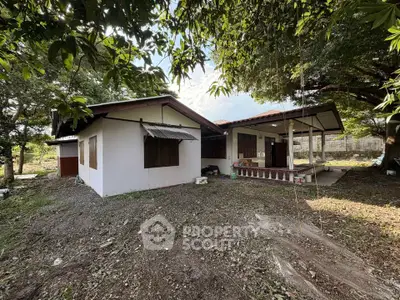 Charming rustic house with spacious yard and lush greenery, perfect for nature lovers seeking tranquility.