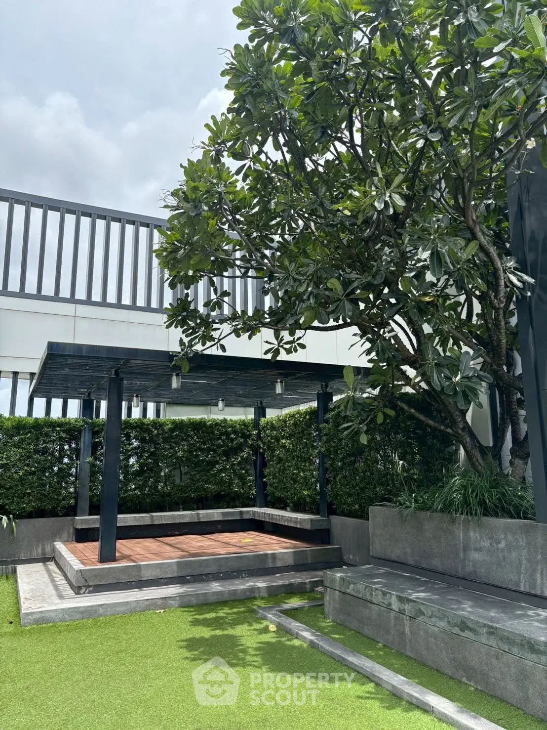 Modern rooftop garden with lush greenery and stylish pergola, perfect for relaxation and outdoor gatherings.