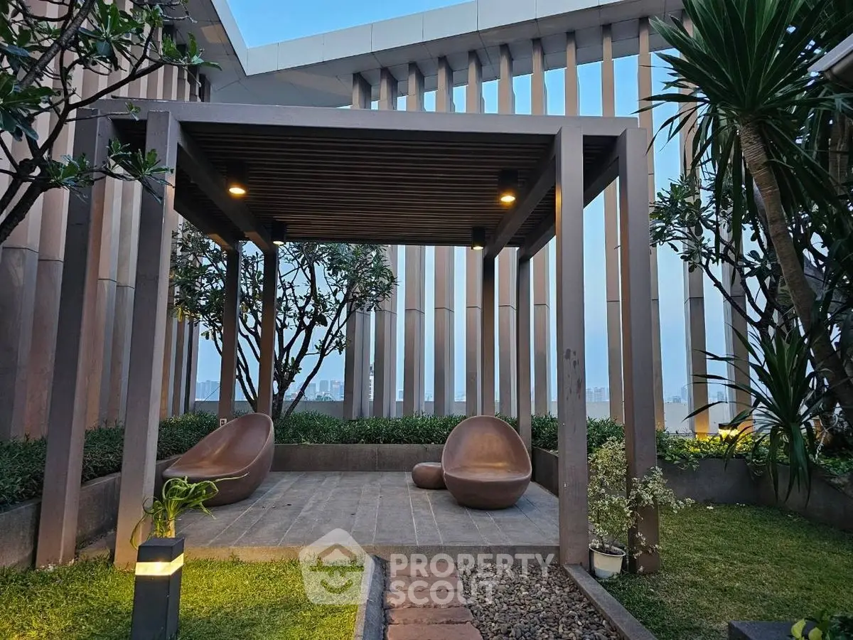 Modern rooftop garden with stylish seating and lush greenery