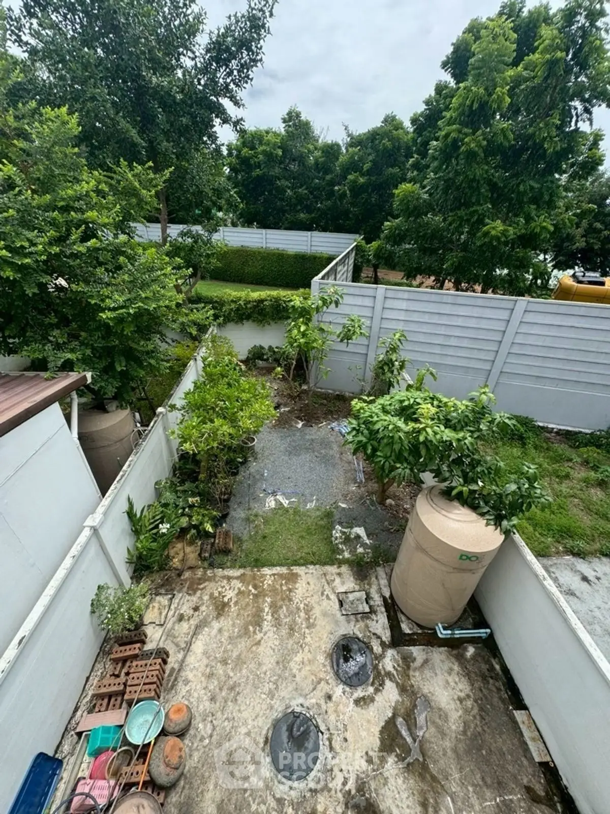 Charming garden view with lush greenery and spacious outdoor area, perfect for relaxation and gardening enthusiasts.