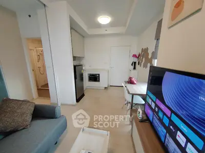 Modern open-plan living room with kitchen and TV, ideal for urban living.