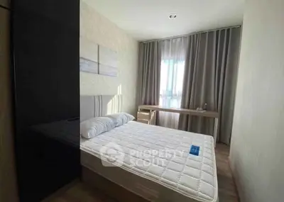 Cozy bedroom with natural light, featuring a comfortable bed and modern decor, ideal for relaxation.