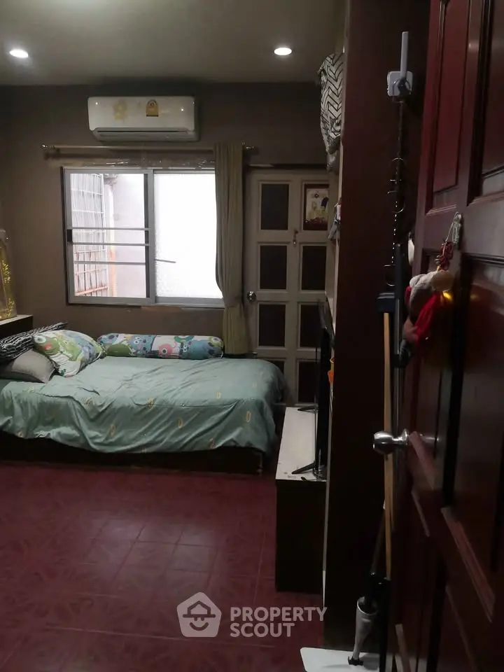 Cozy bedroom with air conditioning and natural light, perfect for relaxation and comfort.