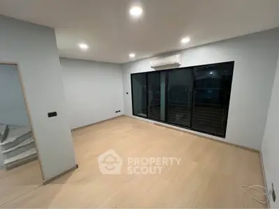 Spacious unfurnished room with large windows and air conditioning