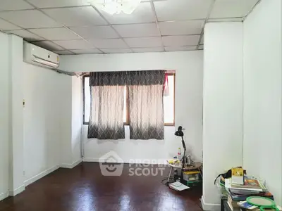 Spacious living room with air conditioning and natural light, ideal for cozy gatherings.