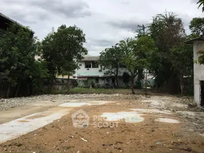 Vacant land plot with potential for development in a residential area.