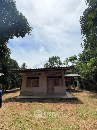 Charming rustic house surrounded by lush greenery, perfect for nature lovers seeking tranquility.