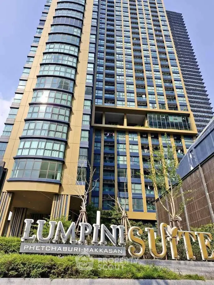 Stunning high-rise building Lumpini Suite Phetchaburi Makkasan with modern architecture and lush surroundings.