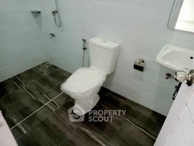 Modern bathroom with sleek design and new fixtures, perfect for a contemporary home.
