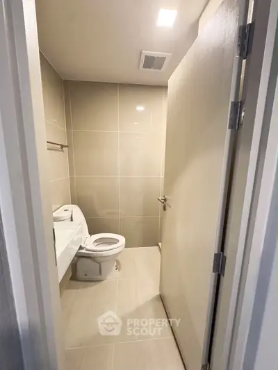 Modern bathroom with sleek tiles and contemporary fixtures