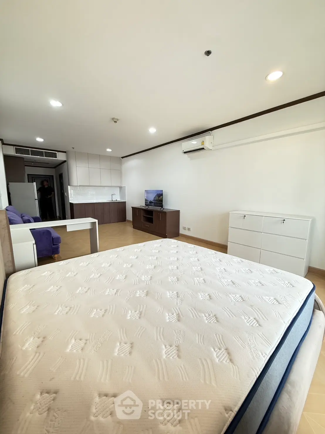 Spacious studio apartment with modern furnishings and open layout in prime location.