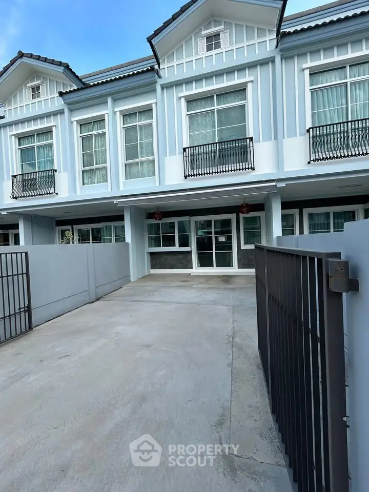 Charming townhouse with modern facade and spacious driveway