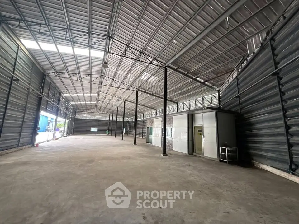Spacious industrial warehouse with high ceilings and ample storage space