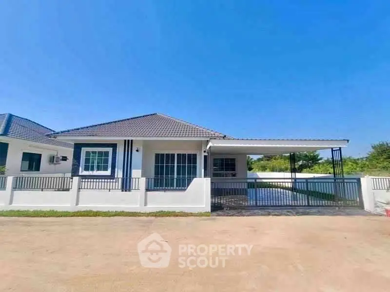 Charming single-story house with spacious driveway and modern design