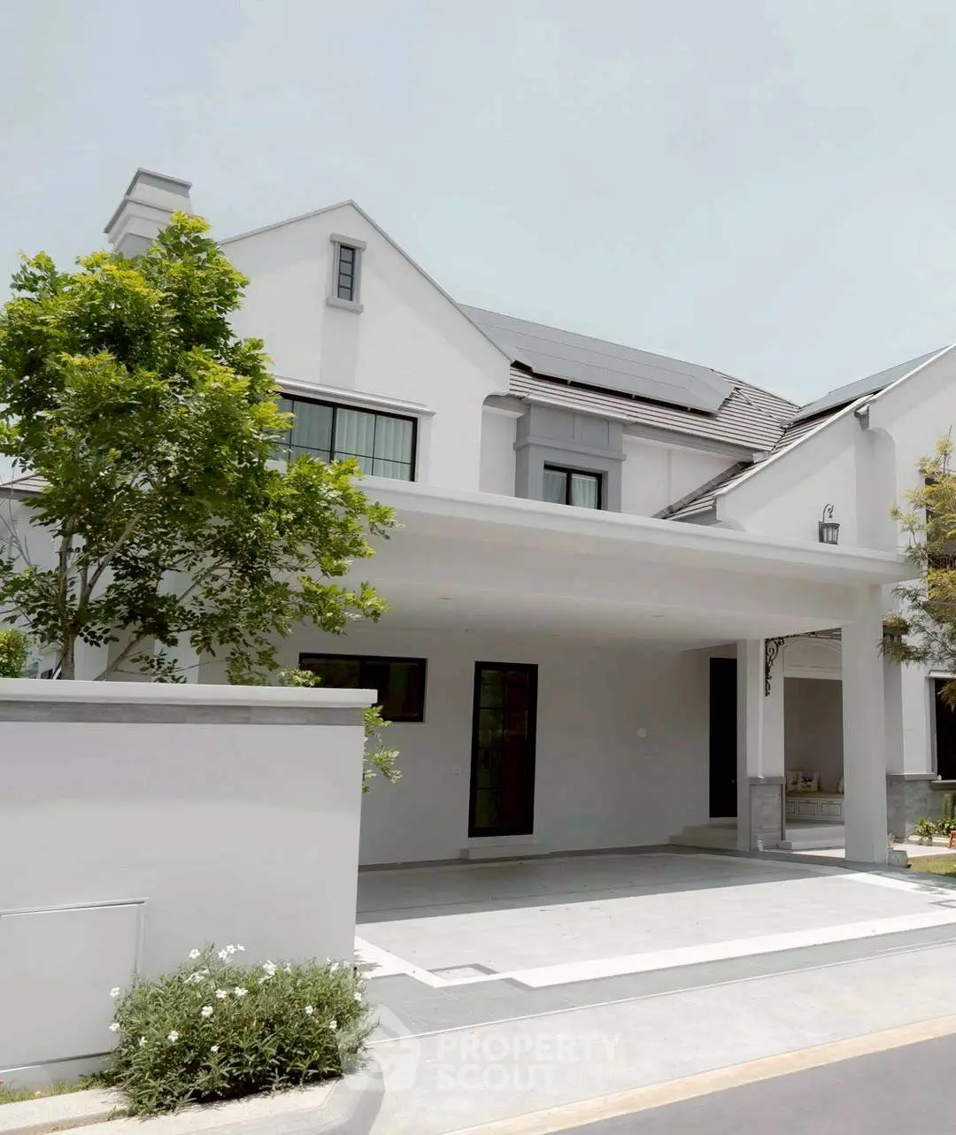 Elegant modern house with sleek design and spacious driveway