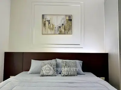 Modern bedroom with stylish decor and cozy bedding in a contemporary apartment.