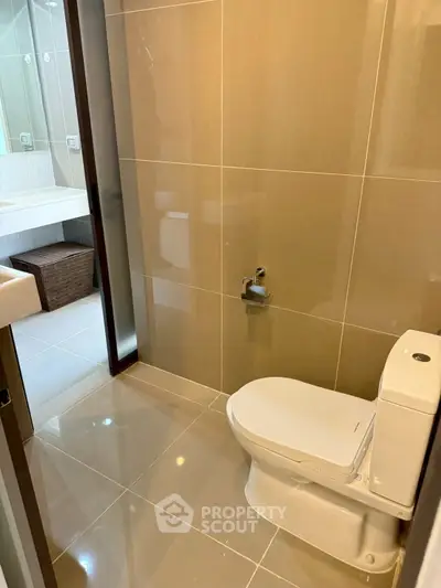 Modern bathroom with sleek design and high-quality fixtures in a contemporary apartment.
