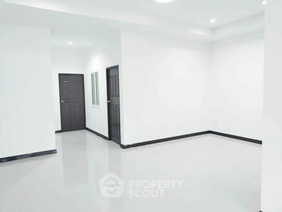 Spacious empty room with white walls and tiled floor, ready for customization.