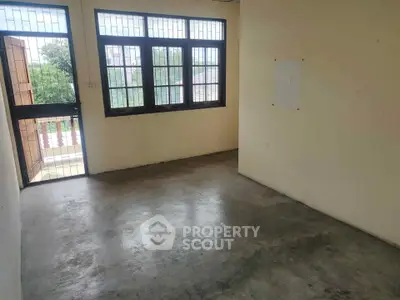 Spacious empty room with large windows and natural light, ideal for customization.