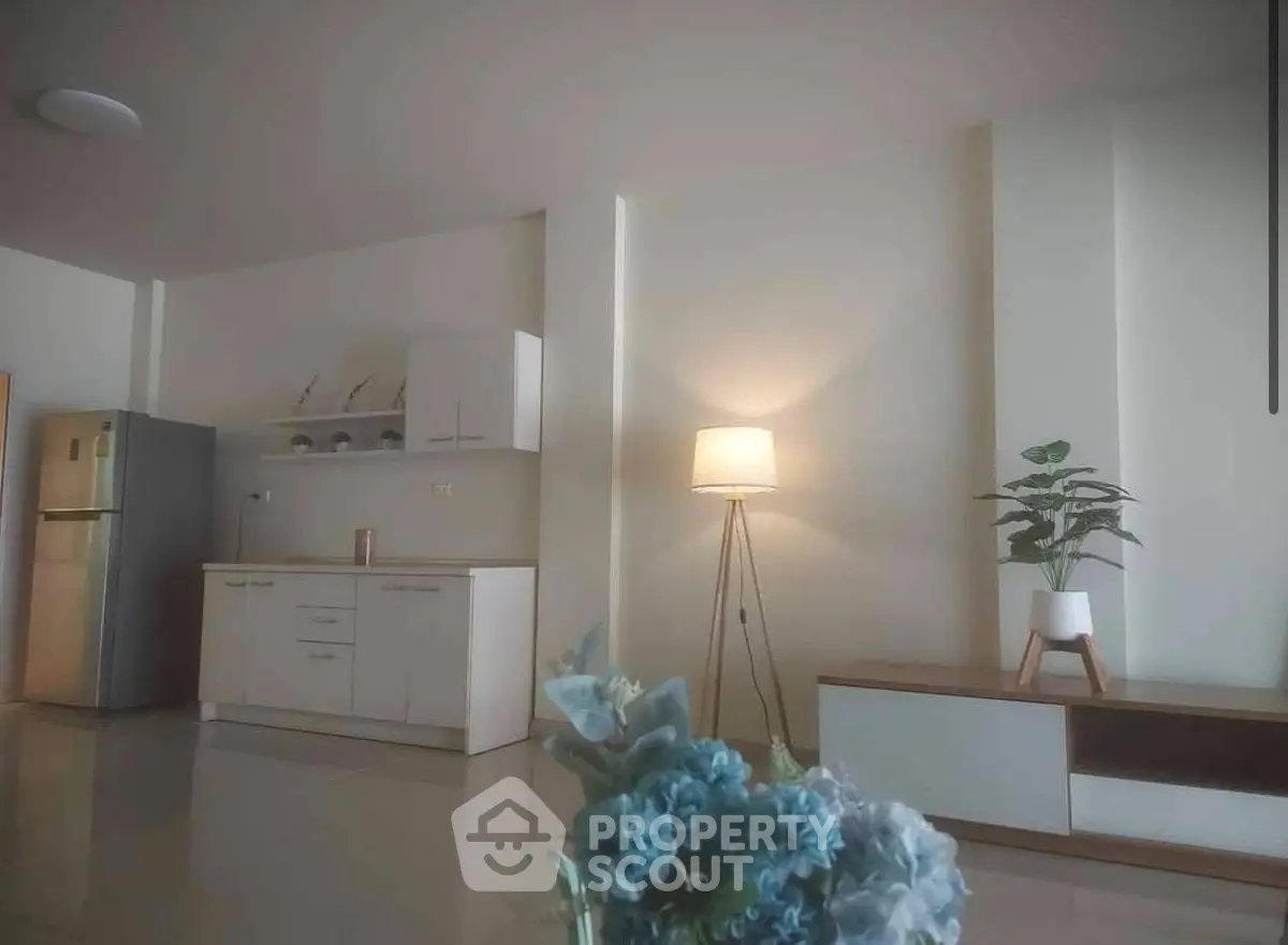 Modern open-plan kitchen with sleek cabinets and stylish decor, perfect for contemporary living.