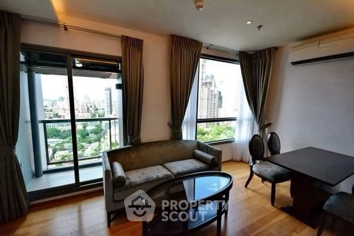 Luxurious living room with stunning city view and elegant furnishings.